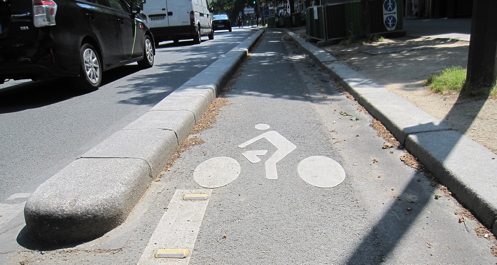 piste cyclable protégée - boulevard Pasteur à Paris 15ème arrondissement