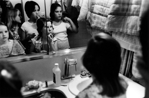 New York, USA Girls apply make-up, 1976 © Stephen Shames, Courtesy Galerie Esther Woerdehoff